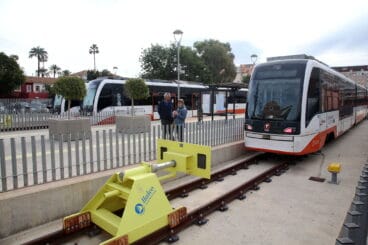 pasajeros en la estacion del tren de denia