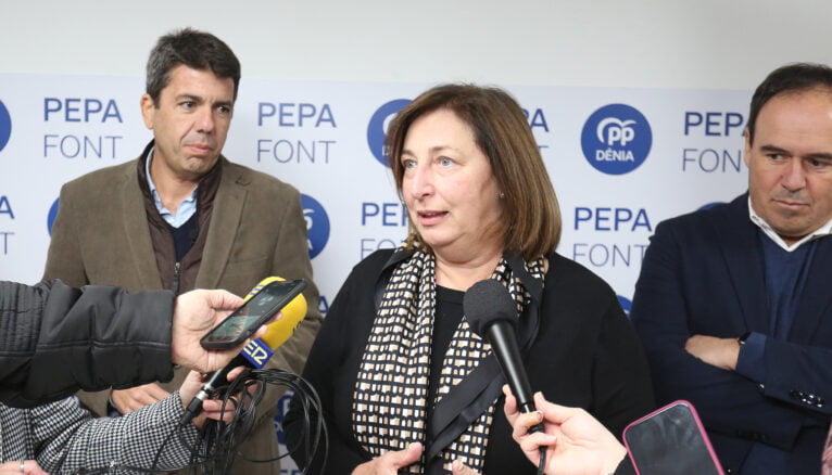 Pepa Font, junto a Carlos Mazón, atiende a los medios en su nueva sede
