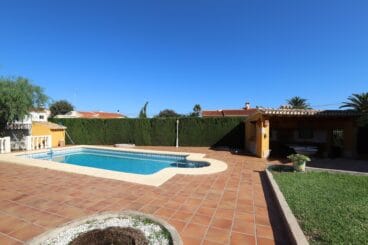 Piscina de la villa con zona de barbacoa