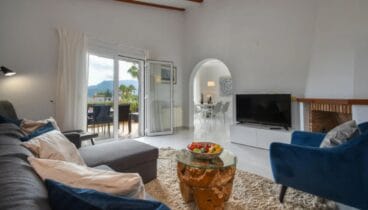 Precioso salón de estar con acceso al balcón