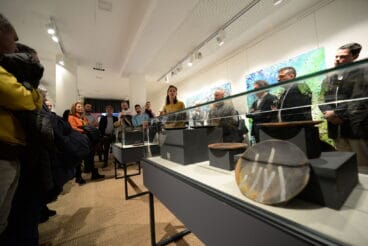 Presentación de los platos de posidonia de Angelica Fossemó durante la exposición