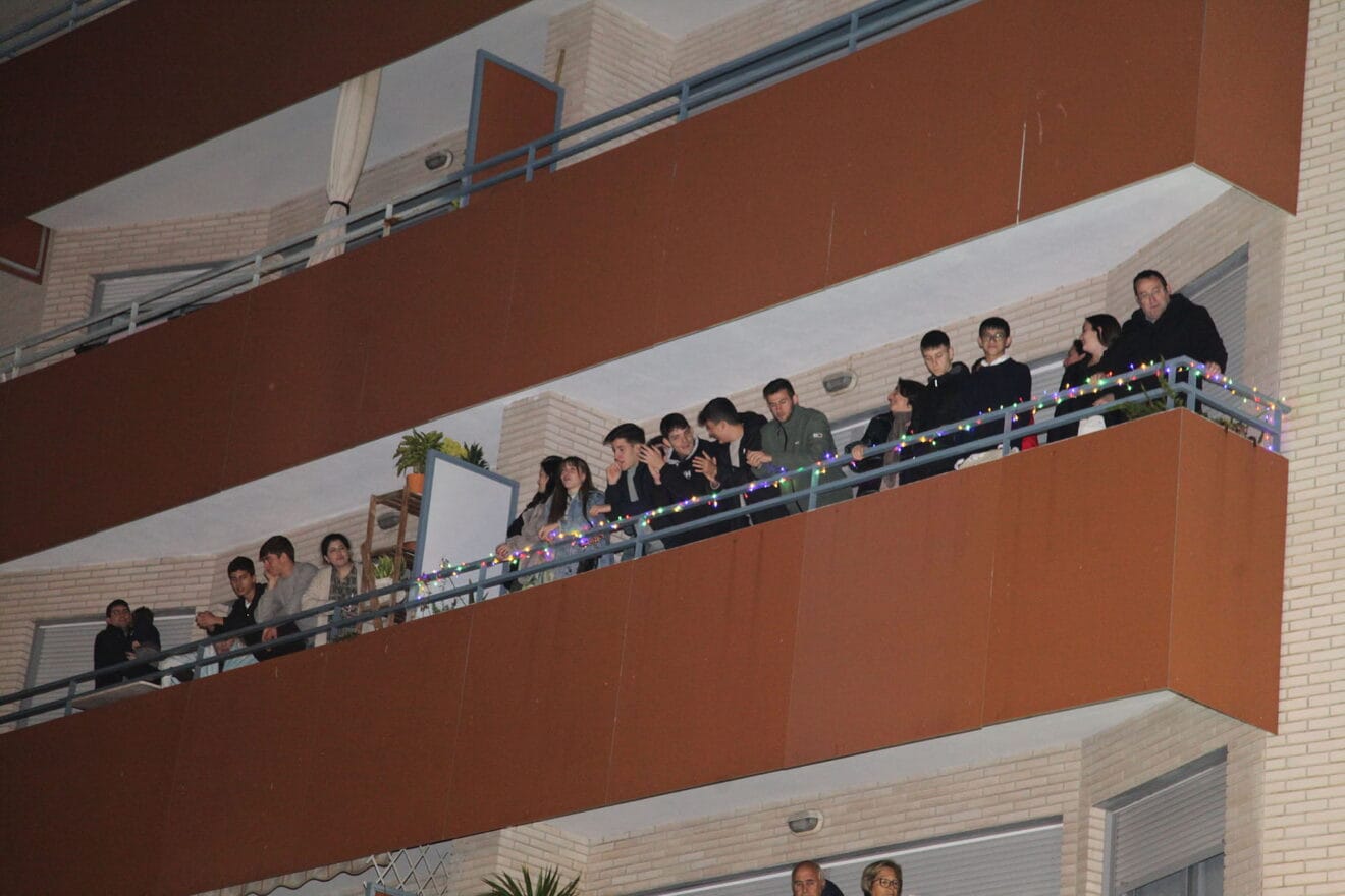 Público de la cabalgata de Reyes desde los balcones