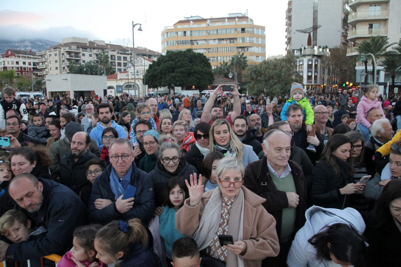 Público en la cabalgata de los Reyes Magos de Dénia