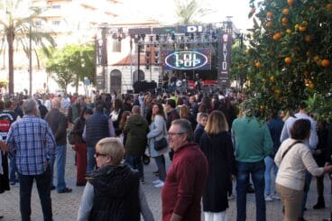 Público en la nochevieja diurna de Dénia