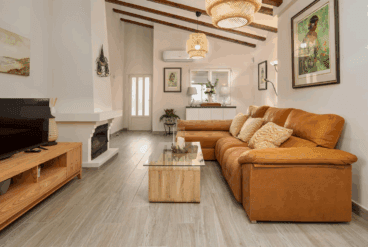 Salón de la vivienda con chimenea para el invierno