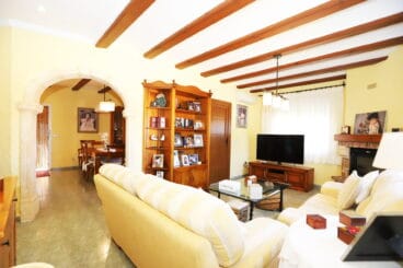 Salón de la vivienda de estilo rústico con aire acondicionado y chimenea