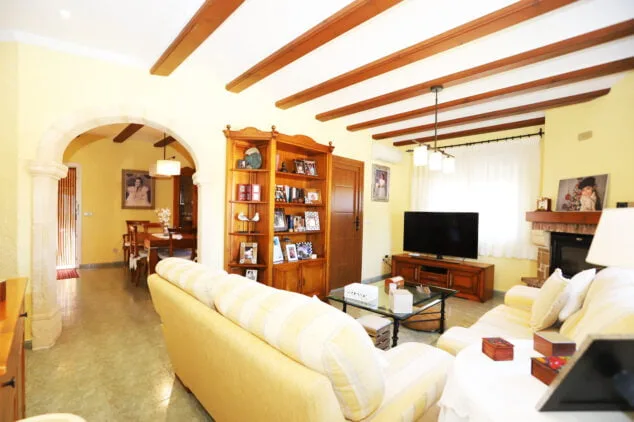 salon de la vivienda de estilo rustico con aire acondicionado y chimenea