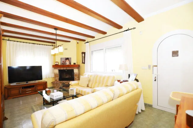 salon del chalet con chimenea