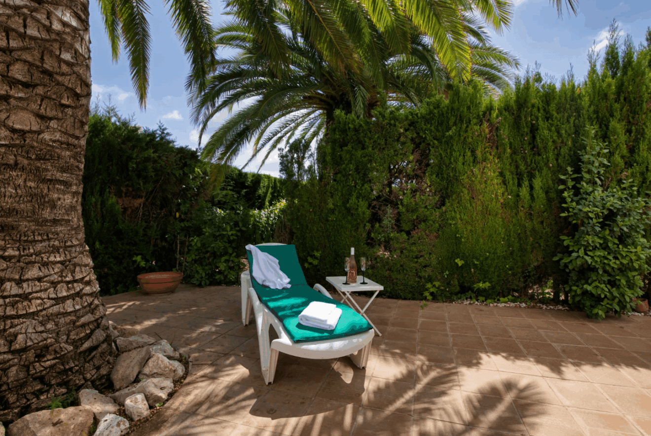 Terraza de la vivienda con tumbonas