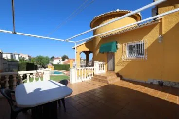 Terraza descubierta de la vivienda con pérgola