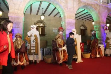 Un niño entrega su carta a los Reyes Magos