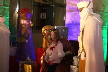 Una niña de Dénia fotografiándose con el cartero de los Reyes Magos