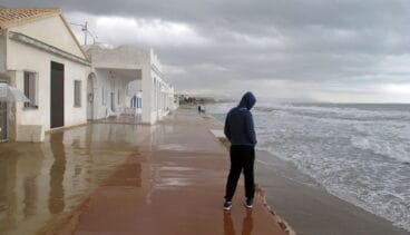 vecino de les deveses mirando el mar