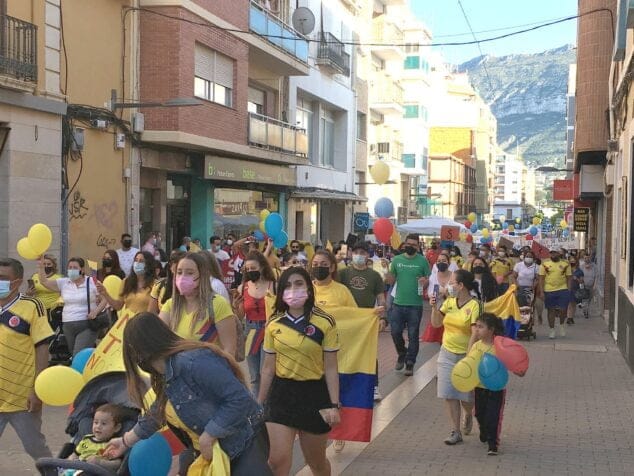 Imagen: Vecinos colombianos de Dénia durante la manifestación contra la represión de su gobierno en 2021