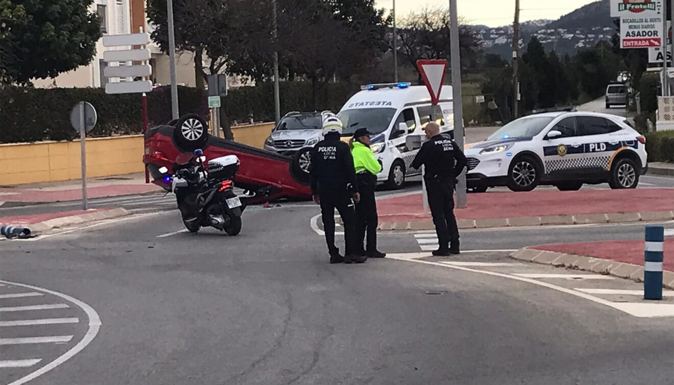 Vehículo volcado tras el accidente en la carretera de Les Marines
