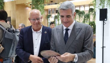 Vicent Grimalt, alcalde de Dénia, entrega un plato de posidonia a Adolfo Utor, presidente de Baleària
