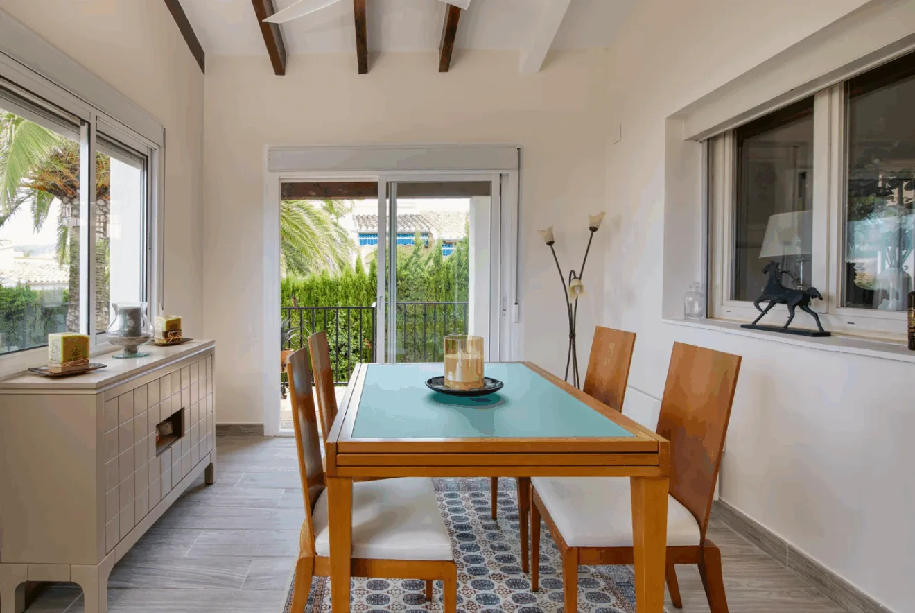 Zona de comedor con mesa y sillas