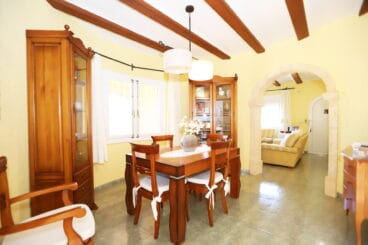 Zona de comedor con vigas de madera