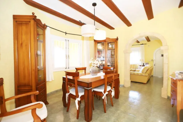 zona de comedor con vigas de madera