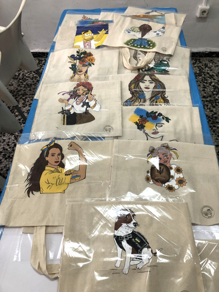 Algunos de los bolsos de tela que vende la asociación para recaudar fondos