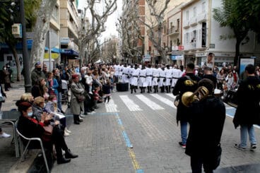 banda de musica tras la fila en la entraeta del mig any de denia de 2022