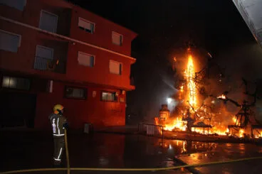 Bombero controlando la cremà de una falla de Dénia