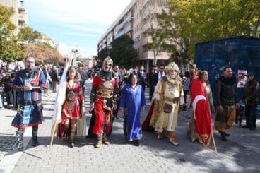 Capitanes y abanderadas en el desfile de Mig Any de 2024