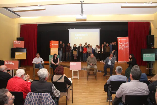 Compromís presenta su lista y los primeros esbozos de su programa en un acto multitudinario en Dénia 1 Imagen: De izquierda a derecha, Gerard Fullana, Inma Orozco, Joan Baldoví y Rafa Carrió, y tras ellos la lista de Dénia