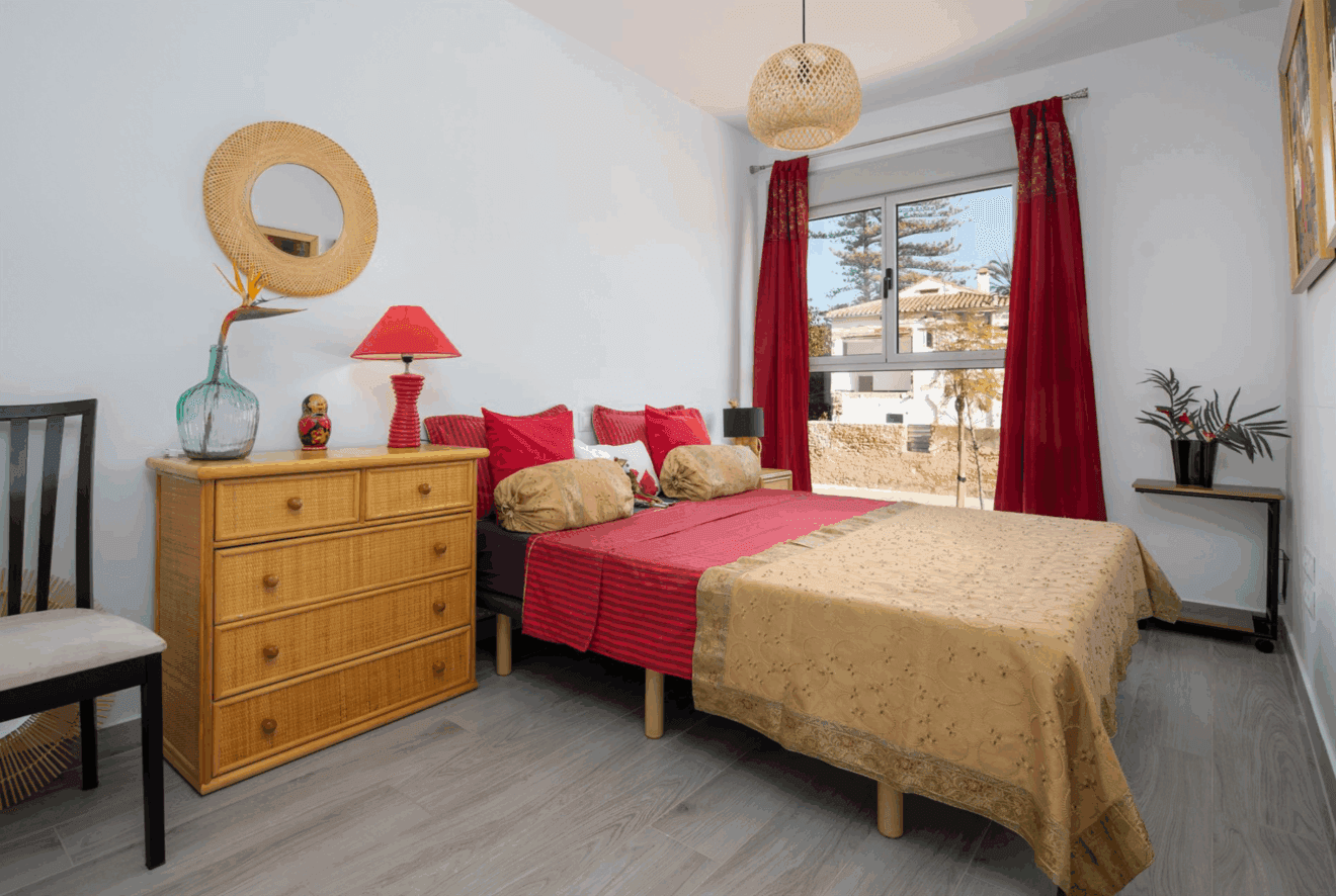 Dormitorio con cama doble