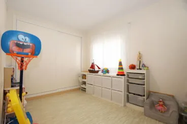 dormitorio infantil con armarios empotrados