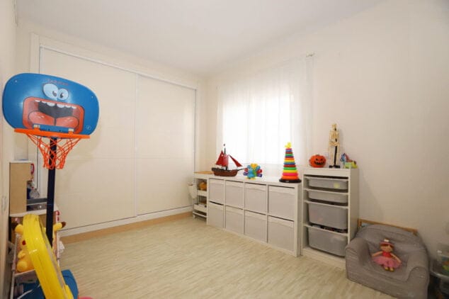 dormitorio infantil con armarios empotrados