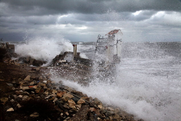 Imagen: El agua destroza una jardín en la costa de Dénia