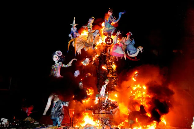 Nit de la Cremà: ¿cuándo y en qué orden se queman las Fallas de Dénia? 3 Imagen: El fuego cubre una falla de Dénia