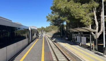 el tren acaba de llegar de benidorm a teulada y ninguno le espera en la via para continuar el trayecto