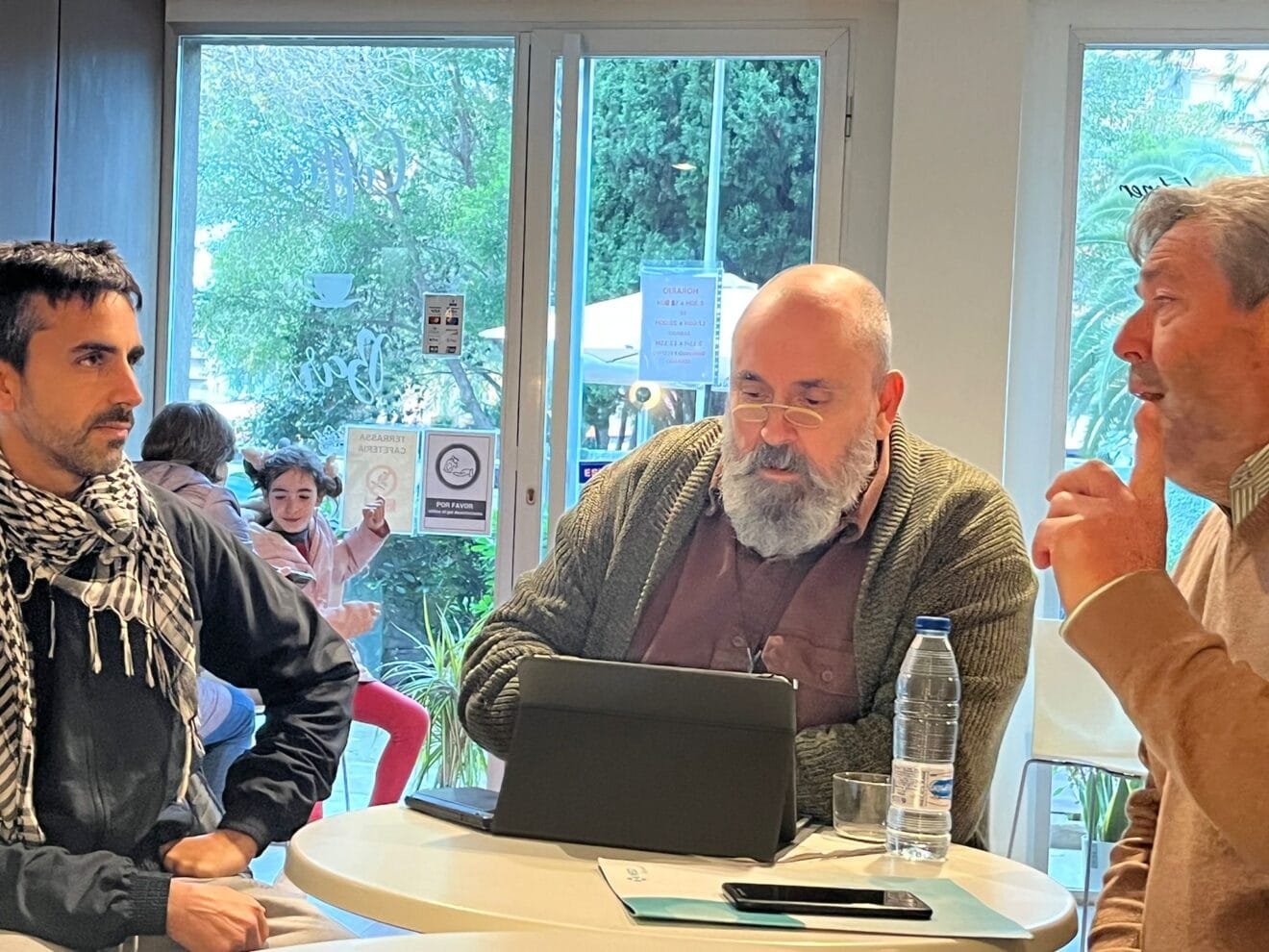 Enric Nomdedéu junto a los representantes locales de Compromís