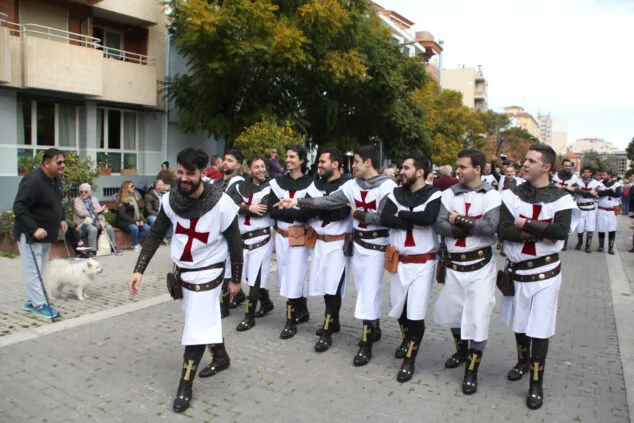 Cientos de personas disfrutan de los desfiles de Moros y Cristianos en la clausura de Mig Any en Dénia 19 entraeta oficial del mig any 2023 de denia 18