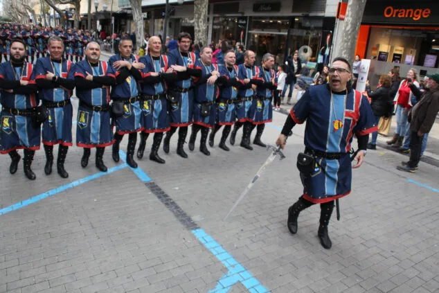 Cientos de personas disfrutan de los desfiles de Moros y Cristianos en la clausura de Mig Any en Dénia 58 entraeta oficial del mig any 2023 de denia 57