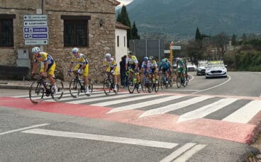 equipo de la volta ciclista a la comunitat valenciana a su paso por alcalali