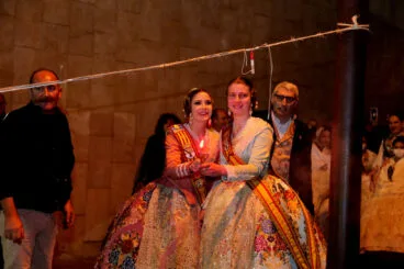 Falleras Mayores de Dénia 2023 ante la mecha que dará inicio a la cremà
