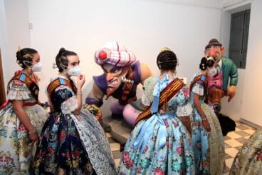 Falleras visitando la Exposición del Ninot