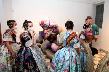 Falleras visitando la Exposición del Ninot