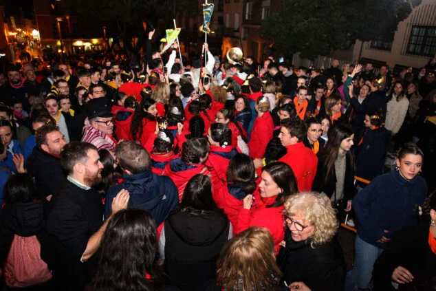 Imagen: Falleros celebrando su premio bajo el Ayuntamiento