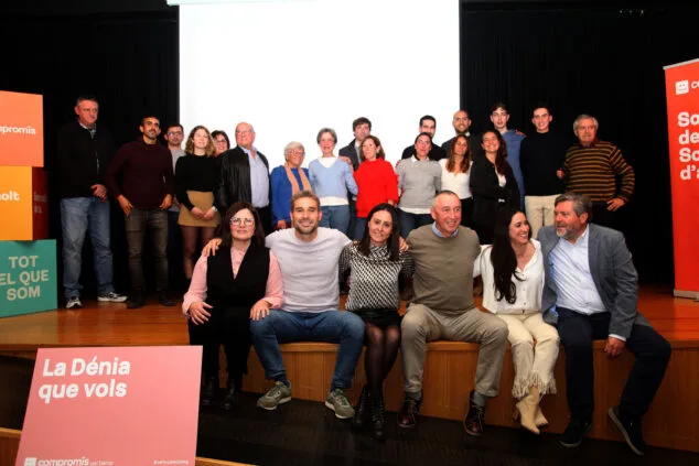 Compromís presenta su lista y los primeros esbozos de su programa en un acto multitudinario en Dénia 4 Imagen: Foto de familia de Compromís