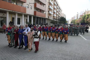Las filaes vuelven al centro de Dénia en Mig Any