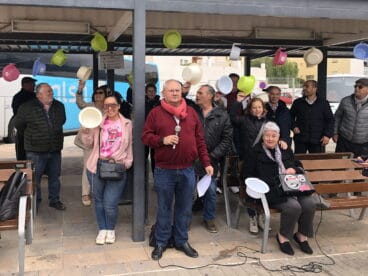gent de denia tras colocar orinales en la estacion de autobuses