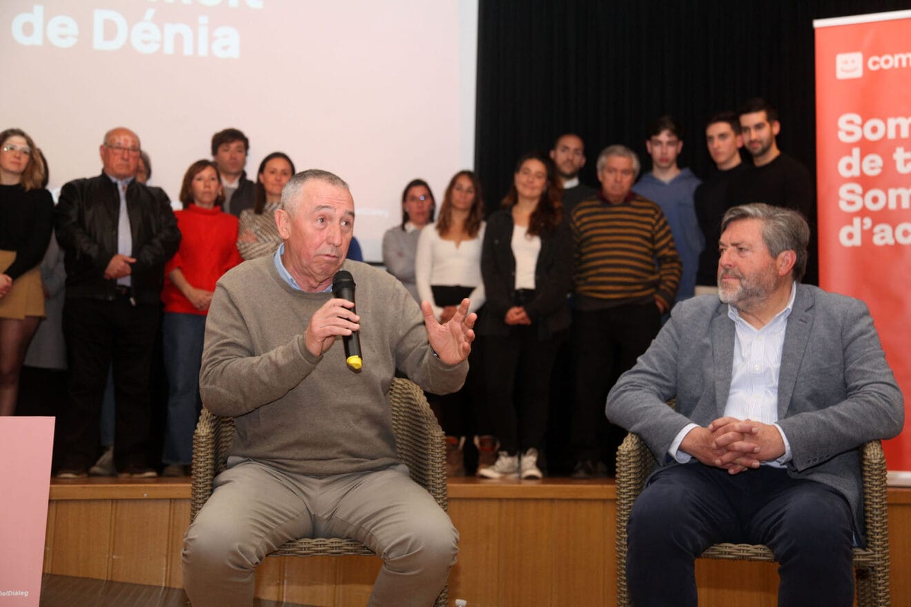 Joan Baldoví junto a Carrió en el acto de la Casa de la Cultura de Dénia