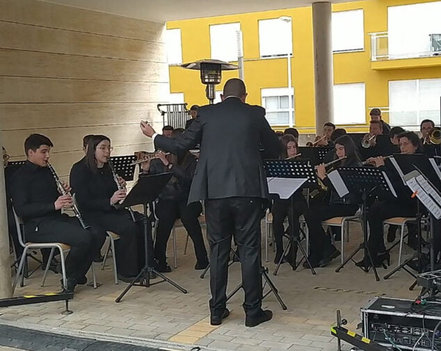Imagen: La orquesta de los jóvenes alumnos del Conservatorio de Llíria interpretando la Banda Sonora de la Gamba Roja de Dénia