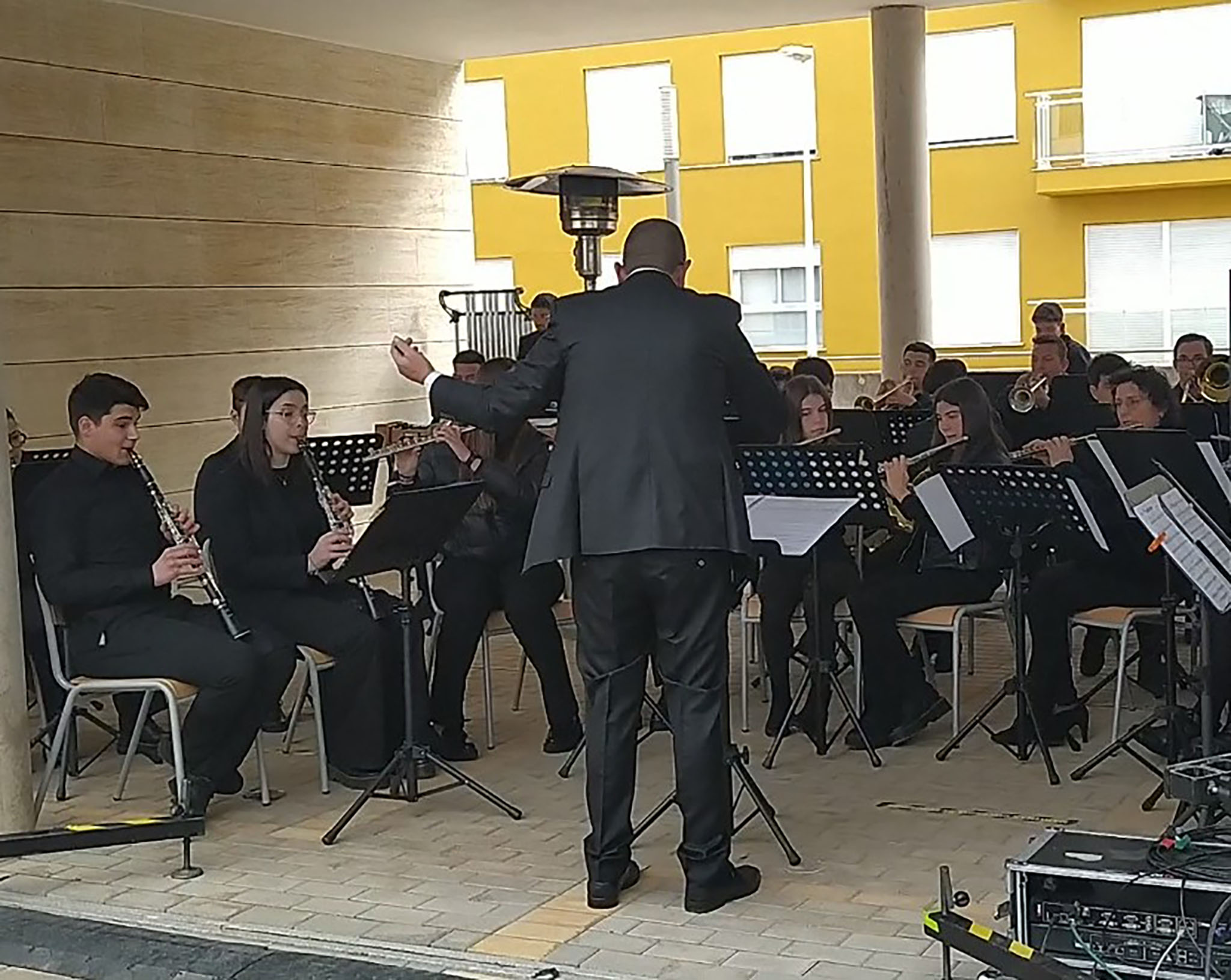 La orquesta de los jóvenes alumnos del Conservatorio de Llíria interpretando la Banda Sonora de la Gamba Roja de Dénia