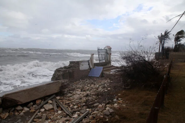 Imagen: La puerta de Blay Beach durante el temporal de este semana