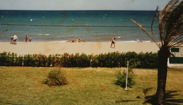 Imagen: La puerta separa el jardín de la amplia playa durante las últimas décadas del siglo pasado